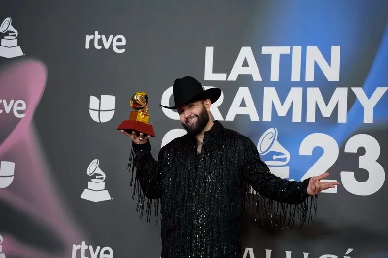Premiados posando con sus gramófonos. Fotos EUROPA PRESS