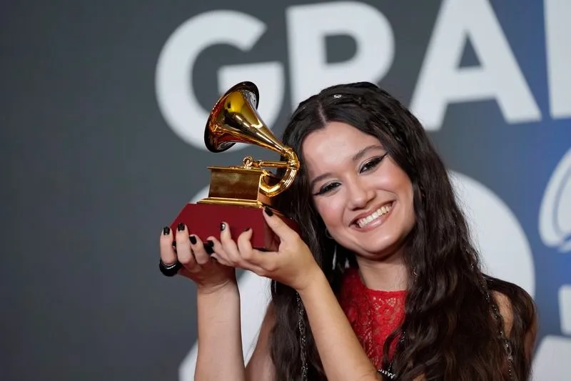 Premiados posando con sus gramófonos. Fotos EUROPA PRESS