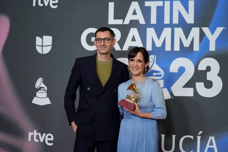 Premiados posando con sus gramófonos. Fotos EUROPA PRESS