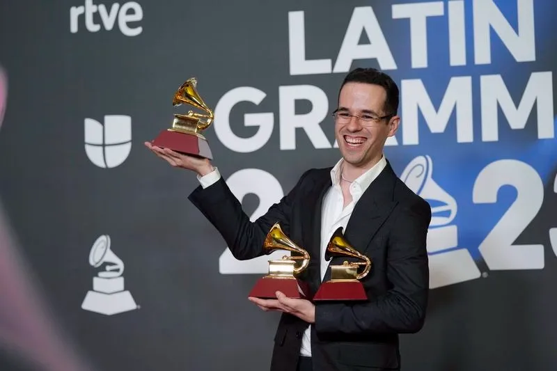 Premiados posando con sus gramófonos. Fotos EUROPA PRESS