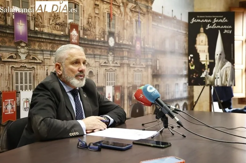 Francisco Hernández, presidente de la Junta de la Semana Santa de Salamanca, en la rueda de prensa de esta mañana