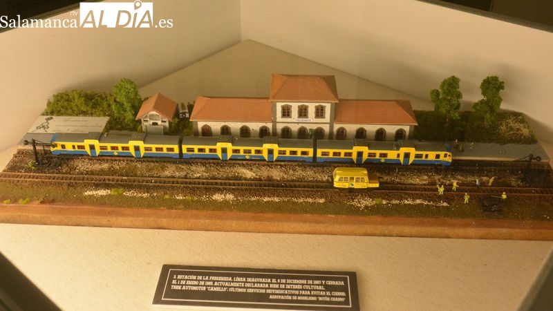 Los dioramas de las estaciones recogen vehículos ferroviarios de distintos modelos