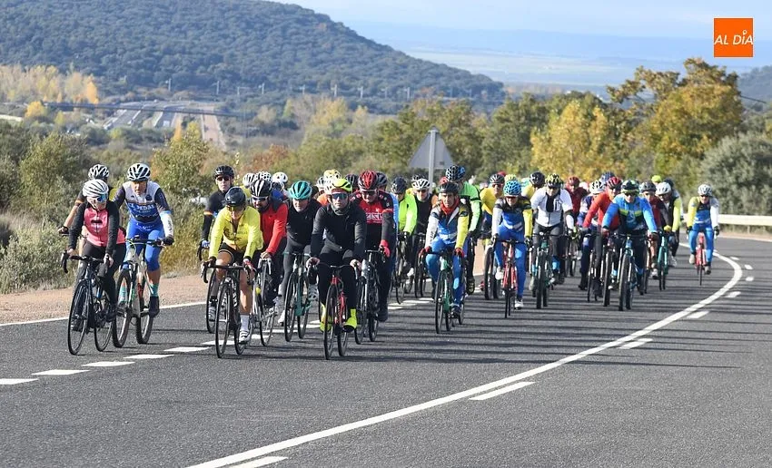 La afición ciclista mirobrigense en el homenaje póstumo a su compañero/ Fotos: Adrián M. Pastor