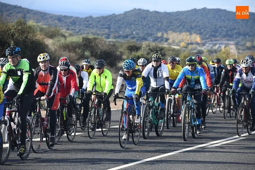 La afición ciclista mirobrigense en el homenaje póstumo a su compañero/ Fotos: Adrián M. Pastor