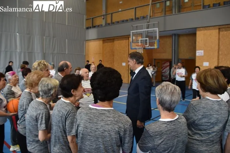 Carlos García Carbayo, visita a las personas participantes en el programa SuperSénior
