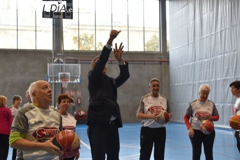 Carlos García Carbayo, visita a las personas participantes en el programa SuperSénior