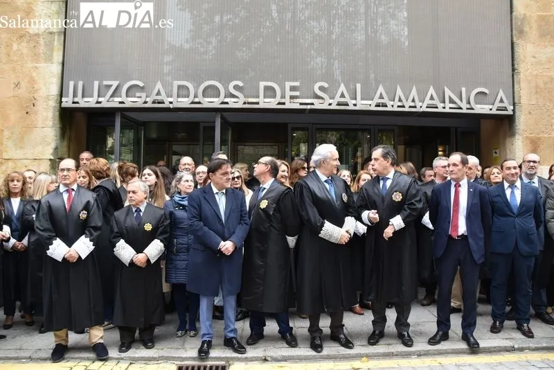 Una nueva concentración en Salamanca en defensa de la separación de poderes y contra la Ley de Amnistía | FOTOS: Vanesa Martins 