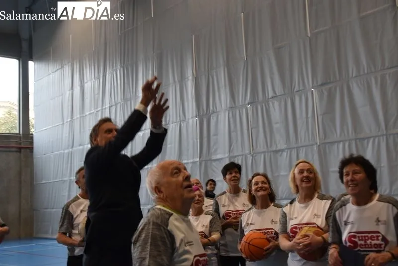 Carlos García Carbayo, visita a las personas participantes en el programa SuperSénior