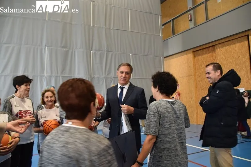 Carlos García Carbayo, visita a las personas participantes en el programa SuperSénior