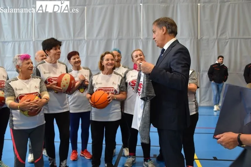 Carlos García Carbayo, visita a las personas participantes en el programa SuperSénior