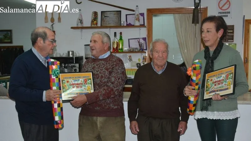 Miembros de la directiva de la asociación Liminares entregaron los premios a los campeones y subcampeones