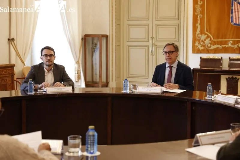 Reunión de esta mañana en el Ayuntamiento del Jurado de Honores y Distinciones de Salamanca. Foto de David Sañudo
