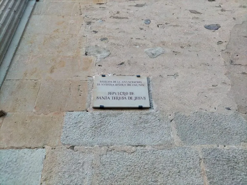 Foto 5 - El Carmelo Descalzo instala tres l&aacute;pidas conmemorativas en la Plaza de Santa Teresa