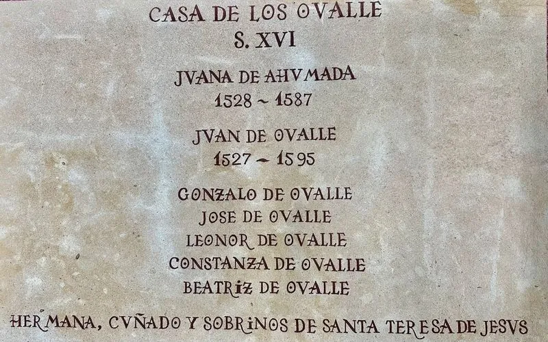 Foto 3 - El Carmelo Descalzo instala tres l&aacute;pidas conmemorativas en la Plaza de Santa Teresa