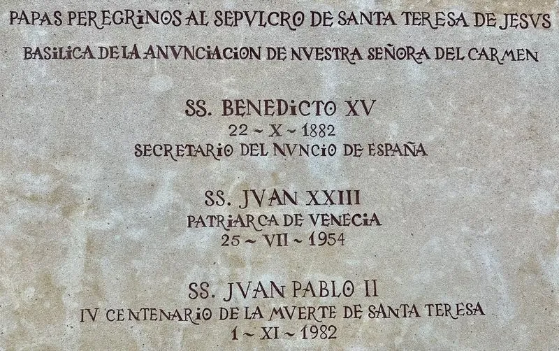 Foto 2 - El Carmelo Descalzo instala tres l&aacute;pidas conmemorativas en la Plaza de Santa Teresa