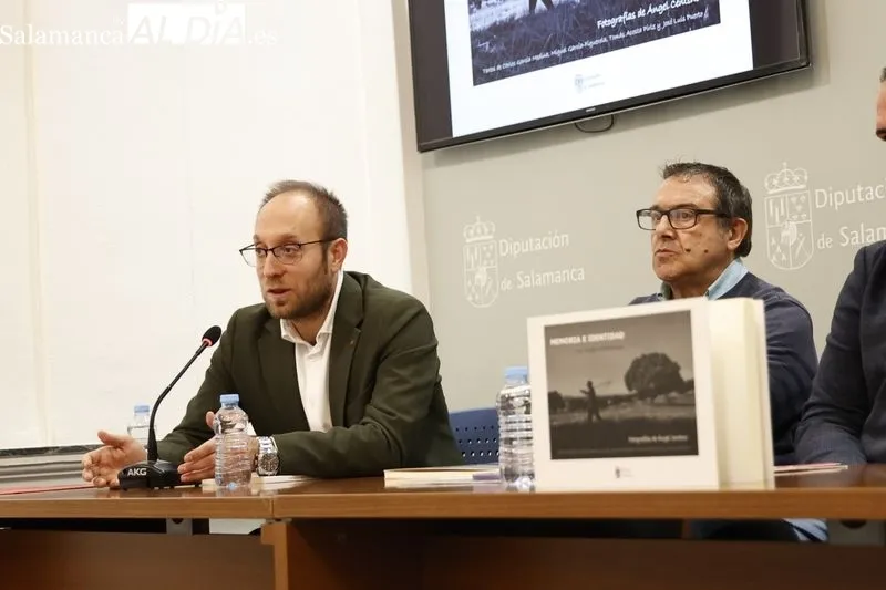 Presentación en la Diputación del libro 'Memoria e identidad. Un viaje atemporal'. Foto de David Sañudo