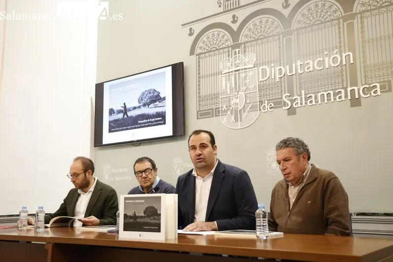 Presentación en la Diputación del libro 'Memoria e identidad. Un viaje atemporal'. Foto de David Sañudo