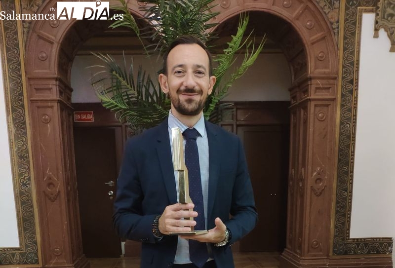 Foto 1 - El salmantino Luis Barreda recibe el premio al Mejor Dircom Institucional de España
