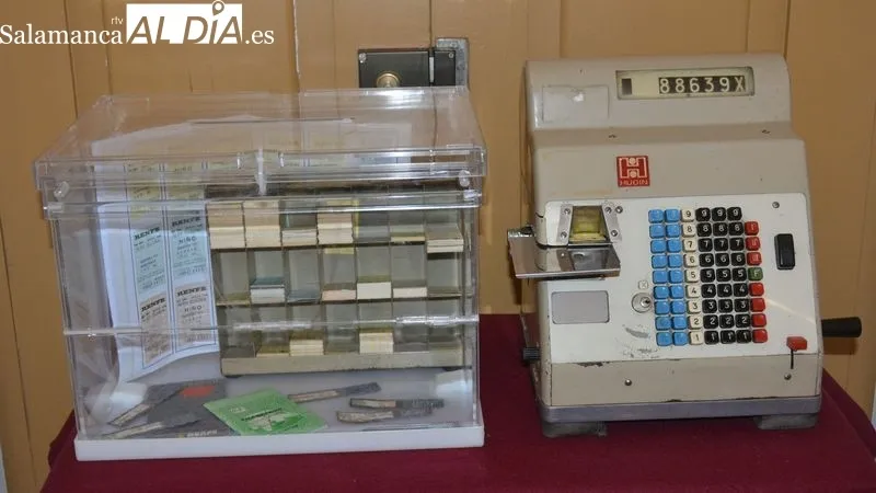 Los dioramas de las estaciones recogen vehículos ferroviarios de distintos modelos