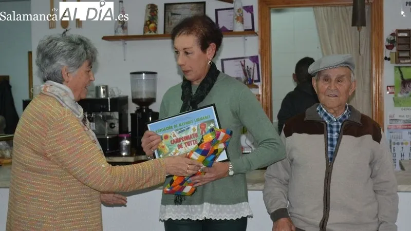 Miembros de la directiva de la asociación Liminares entregaron los premios a los campeones y subcampeones