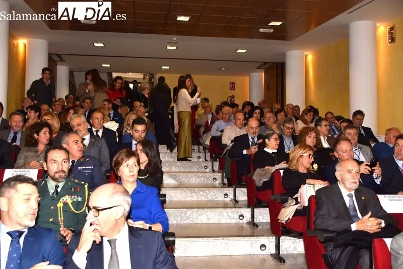 Entrega de las Medallas de Oro de la Cámara de Comercio a El Viti, el Niño Capea y Julio Robles