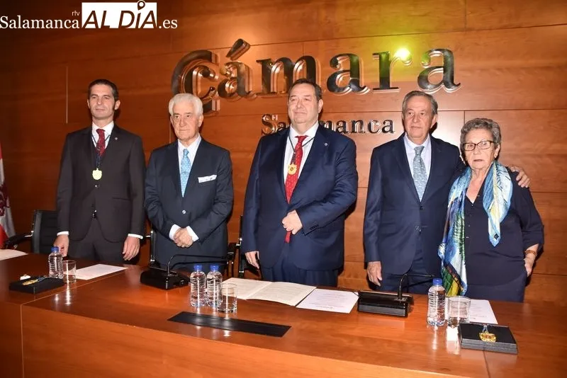 Entrega de las Medallas de Oro de la Cámara de Comercio a El Viti, el Niño Capea y Julio Robles