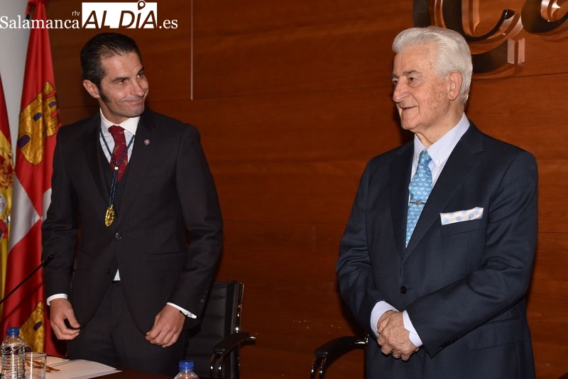 Entrega de las Medallas de Oro de la Cámara de Comercio a El Viti, el Niño Capea y Julio Robles