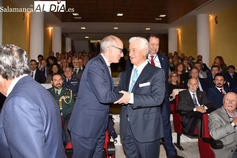 Entrega de las Medallas de Oro de la Cámara de Comercio a El Viti, el Niño Capea y Julio Robles