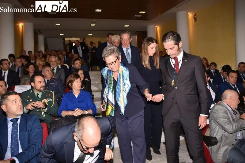 Entrega de las Medallas de Oro de la Cámara de Comercio a El Viti, el Niño Capea y Julio Robles