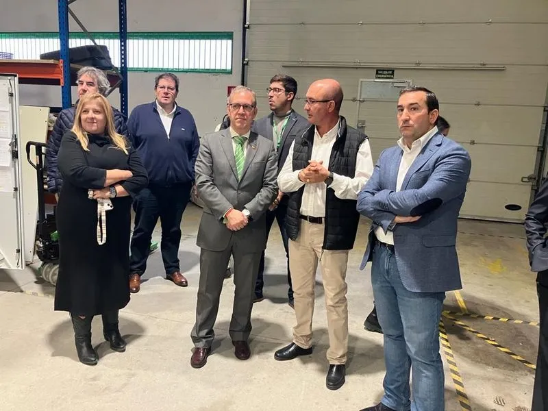 El consejero de Industria, Comercio y Empleo, Mariano Veganzones, ha visitado la empresa Meins de Salamanca