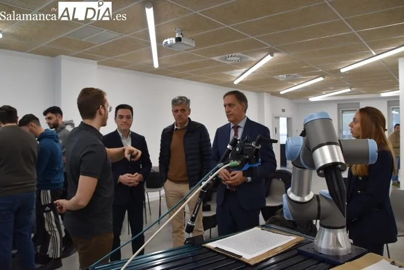 Visita del alcalde de Salamanca, Carlos García Carbayo, al Centro de Formación y Emprendimiento TORMES . Foto de Vanesa Martins