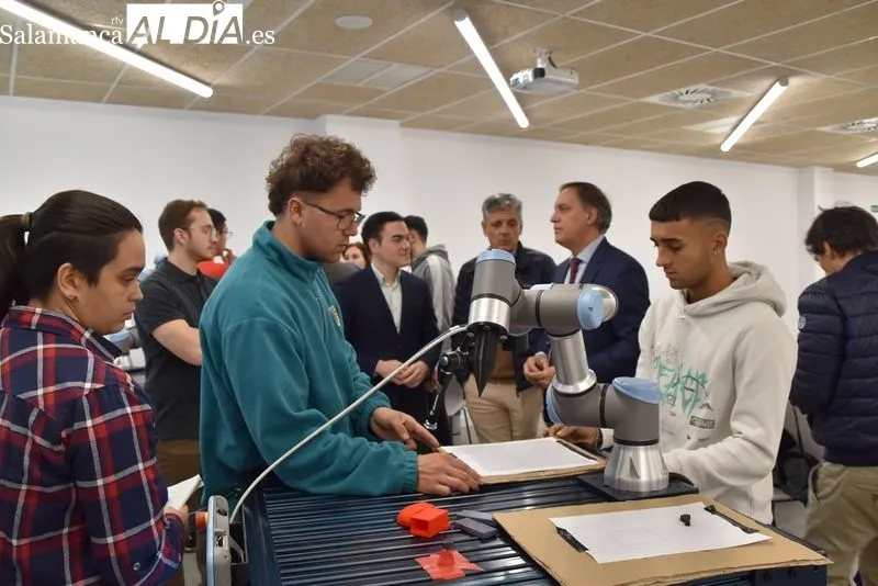 Visita del alcalde de Salamanca, Carlos García Carbayo, al Centro de Formación y Emprendimiento TORMES . Foto de Vanesa Martins