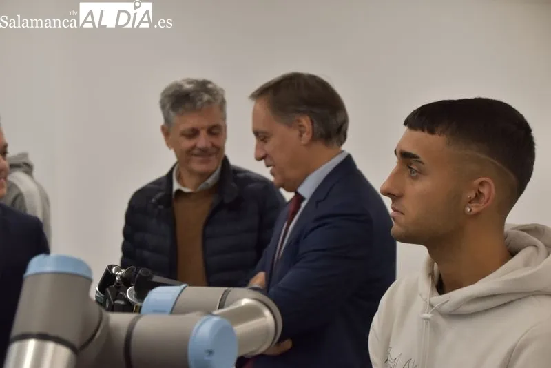 Visita del alcalde de Salamanca, Carlos García Carbayo, al Centro de Formación y Emprendimiento TORMES . Foto de Vanesa Martins