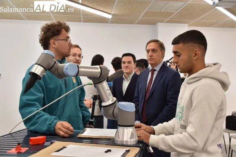 Visita del alcalde de Salamanca, Carlos García Carbayo, al Centro de Formación y Emprendimiento TORMES . Foto de Vanesa Martins