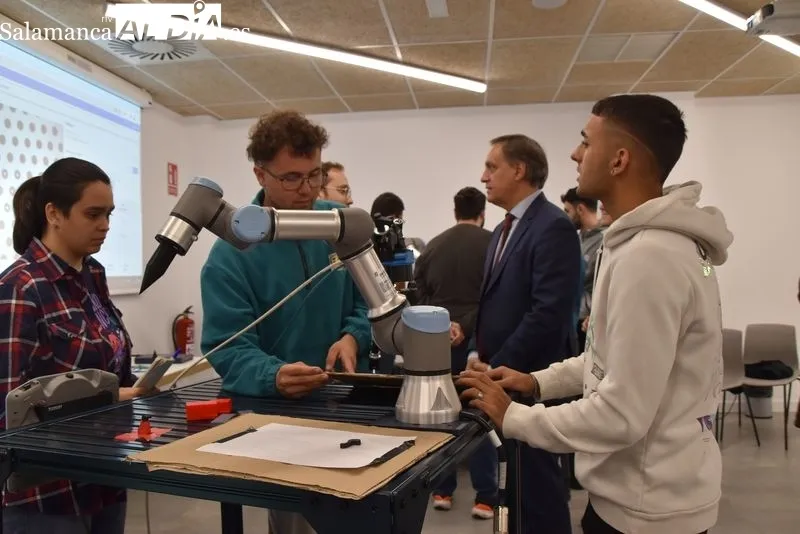 Visita del alcalde de Salamanca, Carlos García Carbayo, al Centro de Formación y Emprendimiento TORMES . Foto de Vanesa Martins