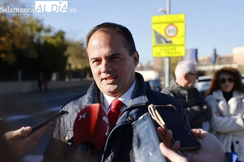 El concejal de Protección Ciudadana, Tráfico y Transportes, Ángel Molina, explicaba las características de los nuevos radares en el barrio de Huerta Otea. Foto de David Sañudo