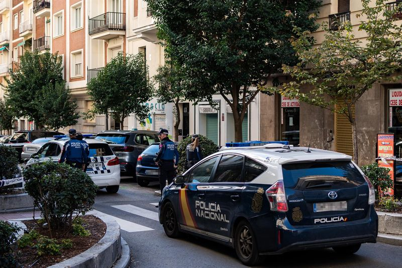 Coches de la Policía Nacional en la zona donde se ha disparado al exlíder del Partido Popular de Cataluña y cofundador de Vox, Alejo Vidal-Quadras, a 9 de noviembre de 2023, en Madrid (España) - Diego Radamés - Europa Press