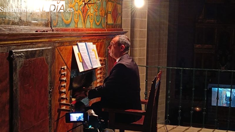 Alberto Iglesias ofreció un concierto en el órgano histórico de la iglesia de Lumbrales