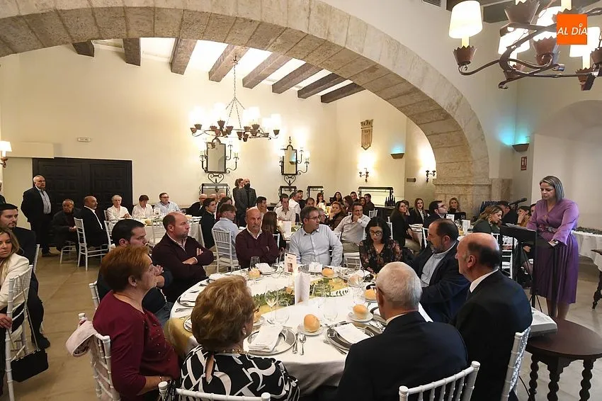 Foto 8 - El empresariado premia en una festiva velada a Olegario Renilla, Pizpireta Villa Rural y Seat Las Cantinas