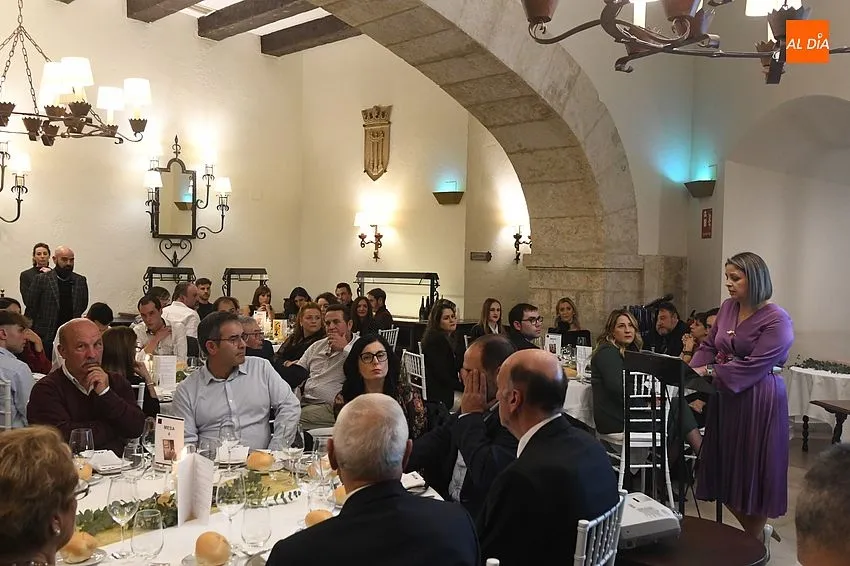 Foto 11 - El empresariado premia en una festiva velada a Olegario Renilla, Pizpireta Villa Rural y Seat Las Cantinas