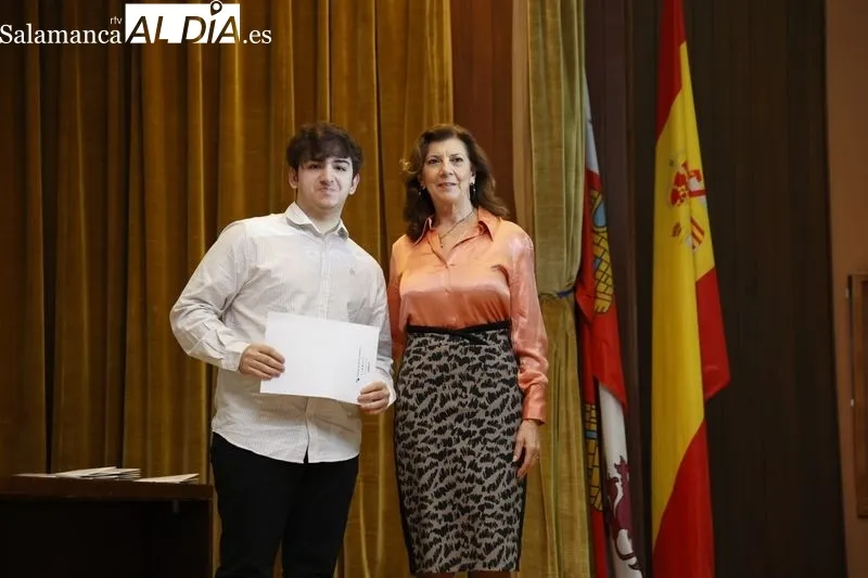 Entrega de los reconocimientos de la Facultad de Ciencias y de Química de la USAL, del curso 2022-23, para los estudiantes con mejores expedientes y el personal que alcanza la jubilación. Foto David Sañudo