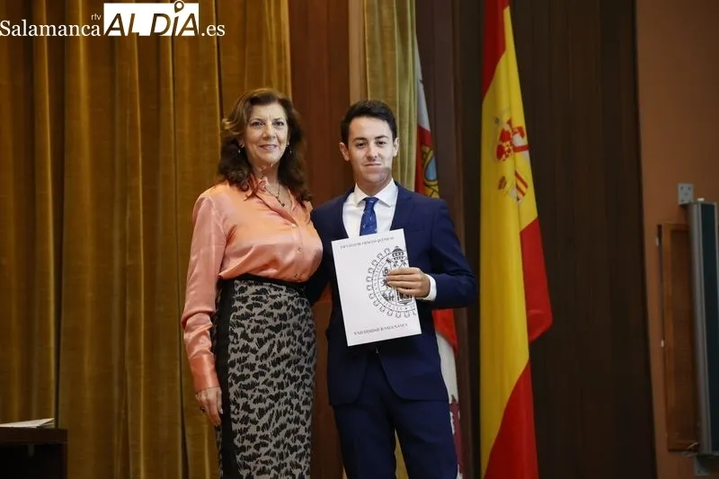 Entrega de los reconocimientos de la Facultad de Ciencias y de Química de la USAL, del curso 2022-23, para los estudiantes con mejores expedientes y el personal que alcanza la jubilación. Foto David Sañudo