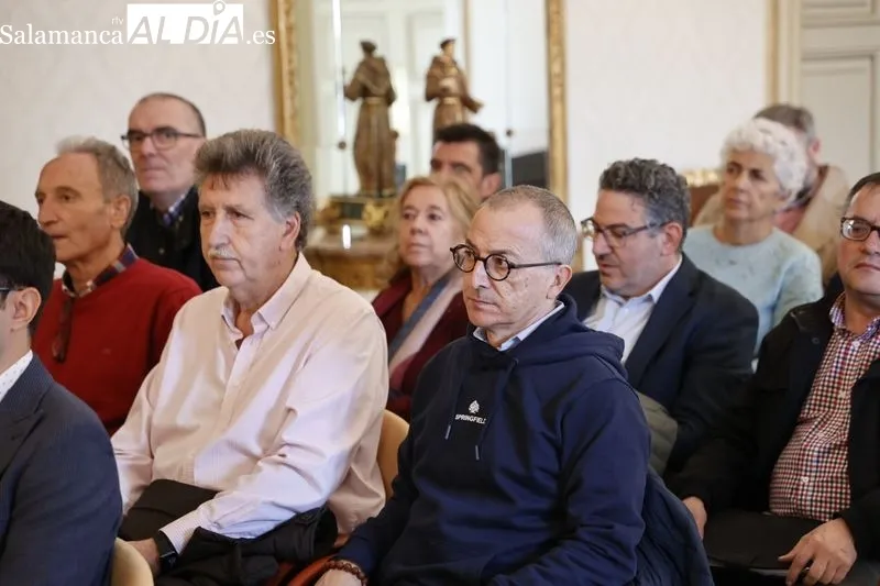 El Ayuntamiento de Salamanca acogía esta mañan la presentación de la carrera popular ‘San Silvestre Salmantina’. Foto de David Sañudo