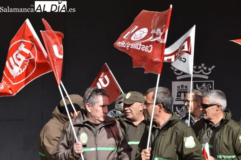 Protestas de agentes medioambientales ante la Delegación de la Junta CyL en Salamanca. Foto Vanesa Martins
