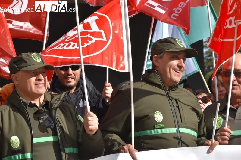 Protestas de agentes medioambientales ante la Delegación de la Junta CyL en Salamanca. Foto Vanesa Martins