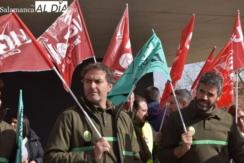 Protestas de agentes medioambientales ante la Delegación de la Junta CyL en Salamanca. Foto Vanesa Martins