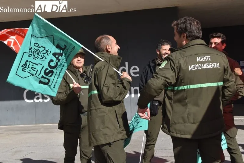 Protestas de agentes medioambientales ante la Delegación de la Junta CyL en Salamanca. Foto Vanesa Martins