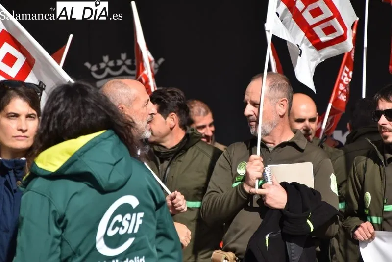 Protestas de agentes medioambientales ante la Delegación de la Junta CyL en Salamanca. Foto Vanesa Martins