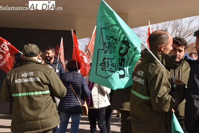 Protestas de agentes medioambientales ante la Delegación de la Junta CyL en Salamanca. Foto Vanesa Martins