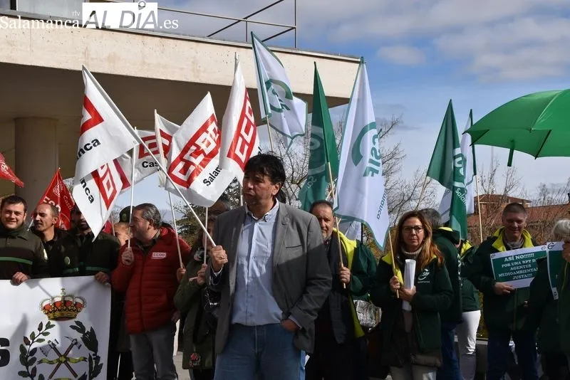Protestas de agentes medioambientales ante la Delegación de la Junta CyL en Salamanca. Foto Vanesa Martins